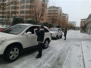 藍(lán)海投資張龍陽、侯杰，天福雅苑卡點執(zhí)勤.jpg