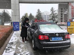 藍(lán)海投資孫建峰同事海泰莊園卡點認(rèn)真記錄車輛及人員信息.jpg